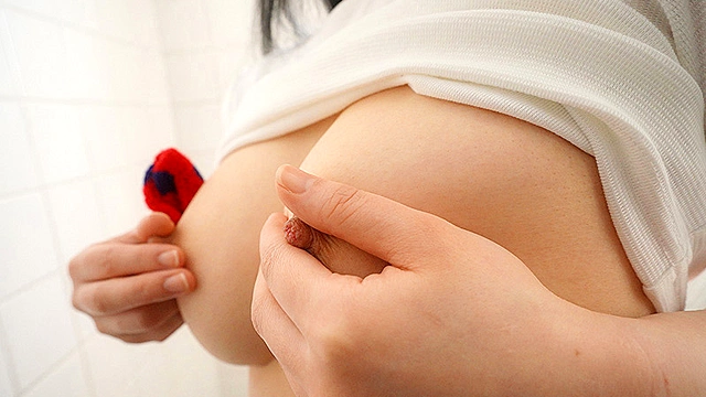 【乳首勃起NTR】ヌーディストビーチで有名な海外で育った僕の彼女はエロの自覚なくノーブラ着衣巨乳で男を引き寄せてしまう