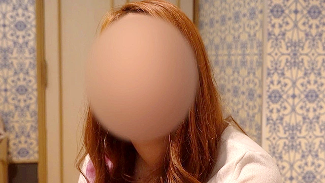 【個人撮影・飲尿】ちょっと不思議系のOLさんが仕事帰りに一杯飲尿！ マズい小便を何度も口内に注がれる映像！