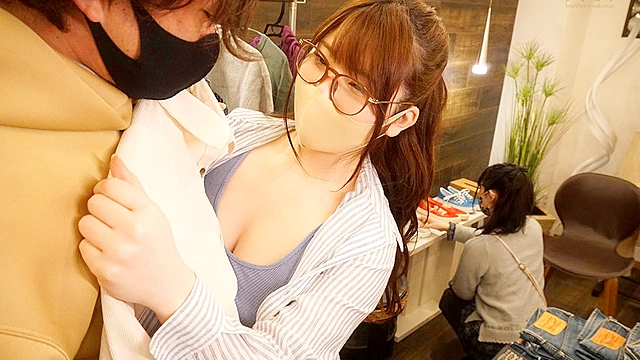 ゼロキョリ接客誘惑してくるマスク美人店員とドキワク店内挿入 花丸くるみ
