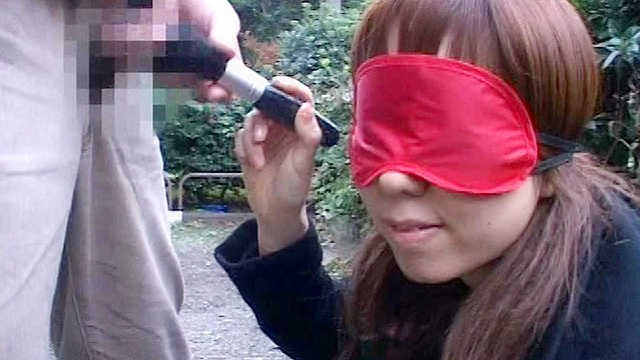 お姉さんちょっとだけ目隠ししてくれませんか？その間に○撮して、イタズラして精子ぶっかけちゃいました。