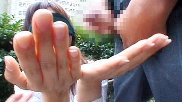 お姉さんちょっとだけ目隠ししてくれませんか？その間に○撮して、イタズラして精子ぶっかけちゃいました。