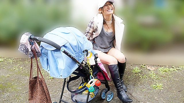 ベビーカーを押しながらラブホテルに入る援交ギャル妻は騎乗位で生ハメしながら手コキをする凄テク★クソビッチ ひなさん 21歳