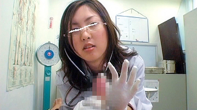 イタズラビッチ娘による屈辱的ち○ぽイジリ