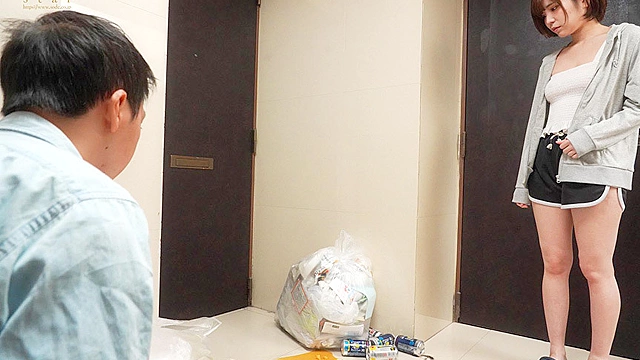 隣人のゴミ部屋にクレームを入れたカップルの美巨乳女子大生がその部屋に住むDQN巨漢たちに犯され絶倫チ○ポの性処理玩具にさせられる 月乃ひな