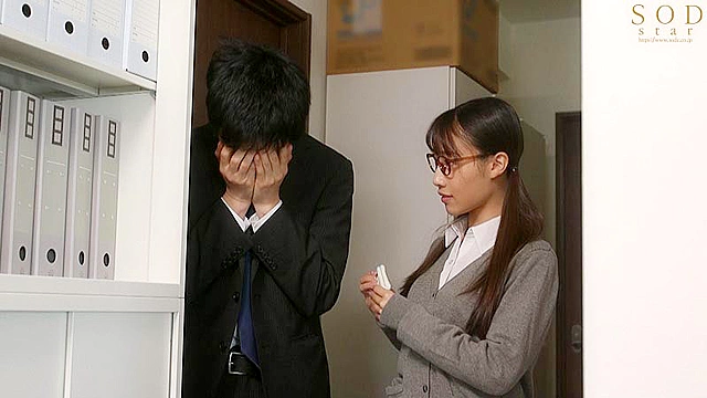 地味だけどエロそうな事務員さんに、仕事のストレスがたまった時にむっつり手コキフェラでこっそり抜いてもらっています。 斉藤帆夏