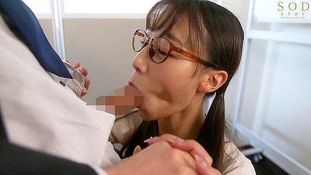 地味だけどエロそうな事務員さんに、仕事のストレスがたまった時にむっつり手コキフェラでこっそり抜いてもらっています。 斉藤帆夏