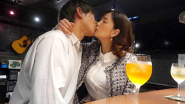 高級スーツを身にまとい化粧品のいい匂いがする芸能プロダクションの女社長が買い物不倫デート中に理性がぶっ飛びオマ●コがバカになるまで激ピス懇願 古東まりこ