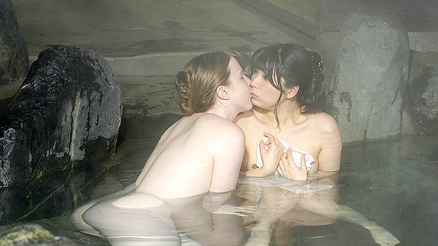 旅行先の温泉で日本人の女の子を喰いまくる金髪レズビアン