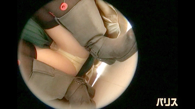 ショッピングしゃがみパンチラ！