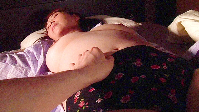 整体師の俺がお義母さんのきわどい部分をマッサージしたら発情してきたのでムラムラして近●相姦豪華版