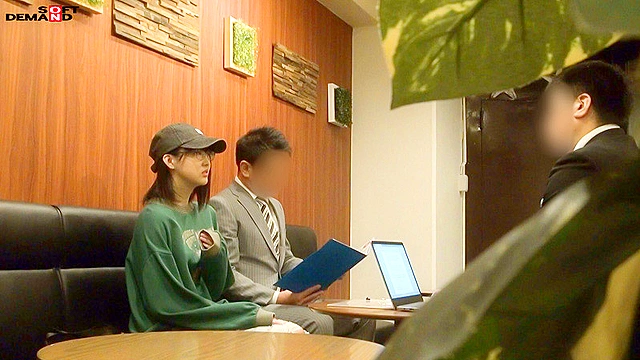 即ホ枕営業でチ○ポ堕ちメス化！男装カフェで働く店長兼キャストのボーイッシュ女子が巨根ピストンで激イキ！ ふみか（20）