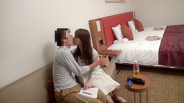 気持ち良さに戸惑う表情が魅力的な美人妻と… おじさんぽ11 AVよりエロいエッチ見たくない？色白おっとり敏感美乳系若妻と下町探索お散歩デート。おじさんに足を絡めて中出しさせる奥さんの敏感反応がヤバい！ 希さん（23）