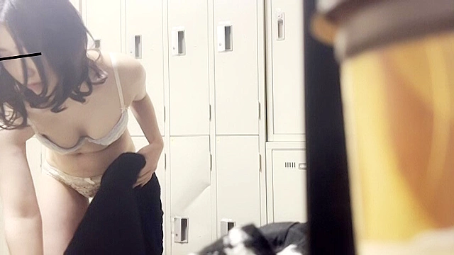 （秘）映像 コンカフェ更衣室の恥ずかしい着替え見ませんか（1）