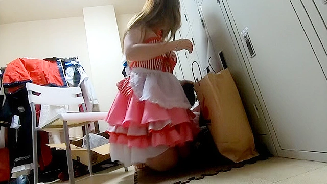 （秘）映像 コンカフェ更衣室の恥ずかしい着替え見ませんか（1）