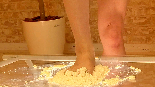 足の角質が綺麗に取れるほど豆腐を踏みまくるドSなOL