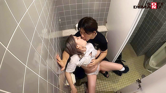 高速のSAで…路線バスで…営業中のBarで…、絶対にバレてはいけない場所でのお漏らしSEX 東京都台東区■■商店街 色白金髪バーテンダー 結菜さき（仮名・23歳）2度目のAV出演