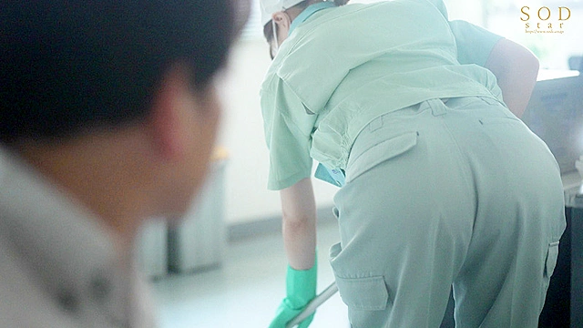 オフィス清掃員Tさんのマ○コがドストライクすぎて…清掃服の下に隠した名器で何度も即ハメ即中出しさせてくれるから仕事がはかどる！ 唯井まひろ