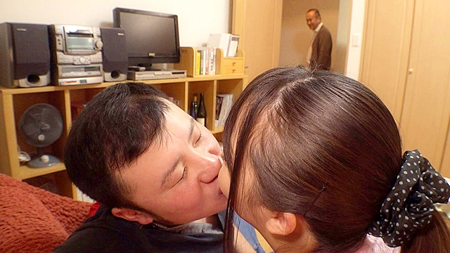 彼の優しいエッチに物足りなさを感じていたけど仲の良いフタリに亀裂が生じ彼のお父さんの包容力が「私を変えてくれた…」オトナの男の強引さとテクニックでイカされ快楽に沈んだ巨乳女子学生