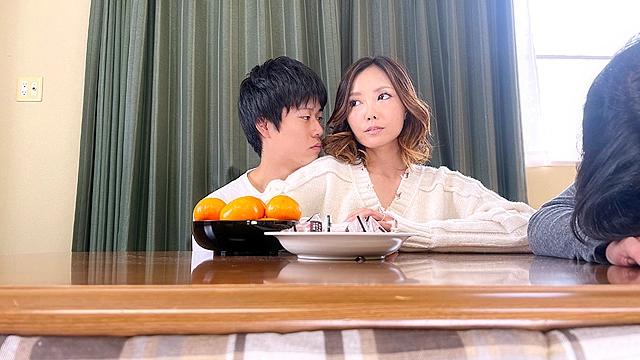 コタツの中でこっそり悪戯！！父親の再婚相手の義母との母子相姦！？寝取られ美熟女に暴発生中出し！！
