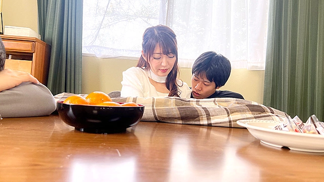 コタツの中でこっそり悪戯！！父親の再婚相手の義母との母子相姦！？寝取られ美熟女に暴発生中出し！！