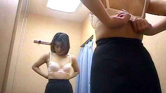 某地方老舗デパート女性下着売り場潜入 ブラジャー試着室○撮