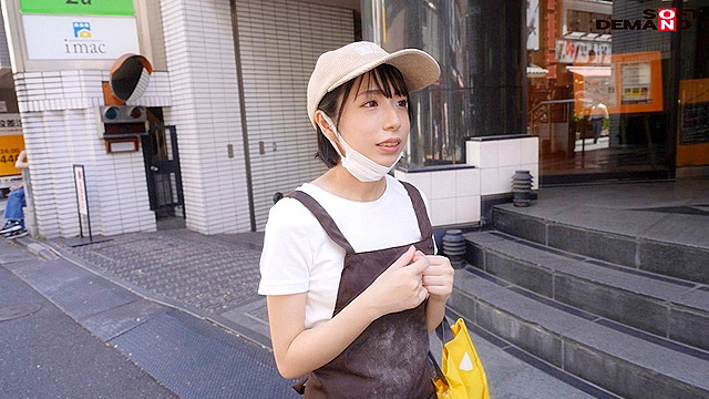 【初撮り】AVに出なそうなパン職人 シャイな小動物系ロ○フェイス Cカップスレンダーボディに乗っかった突起乳首がソソる お尻を触られるのが好きでマッサージプレイされてみたい きらり・23歳