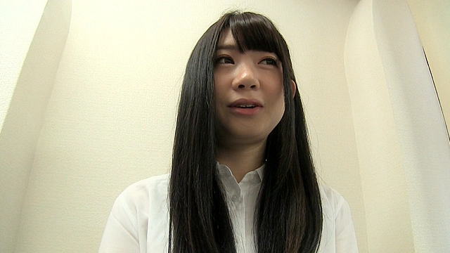 会社に内緒でパンツを売ってマ●コを見せる女 OL・あゆな虹恋