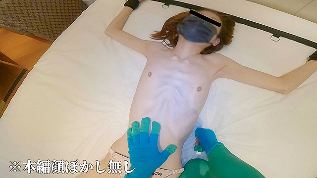 大きな目とおでこが可愛いガリガリ貧乳スレンダーギャルの拘束くすぐり＆乳首責め