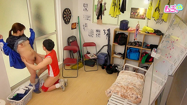 カップル○撮 校内エッチにハマってしまった○校生カップルが放課後部室で誰かが来るかもしれない状況に興奮しまくるスリルSEX