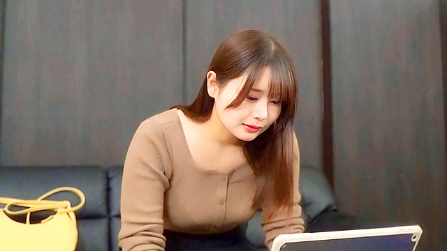街角調査！AV動画を鑑賞させた欲求不満な人妻は必ずヤレる！ すでにオマ○コはビチョ濡れ欲情決壊！？「この動画と同じことしてみたいです…」