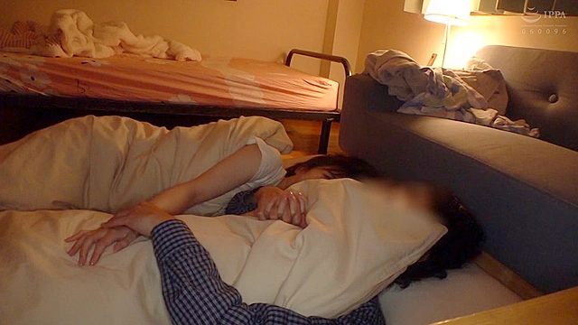 童貞君にカメラ一台だけ持たせて、一般女性宅にお泊りさせるドキュメンタリー！「女の子とシタことないの…？」2人きりのプライベート空間で徐々に縮まっていく距離！「私で良かったら…／／」優しいキスから始まるねっとり濃厚な手ほどきプレイ！「ちゃんと入ってる…／／」と優しくリードし童貞チ●ポをヌププとゆっくり生挿入すれば「もっと動いていいよ…／／」最高級のイチャラブセックスに！最後はもちろん大量精子を生中出し！撮れ高マックスだったので内緒で発売しちゃいますスペシャル！