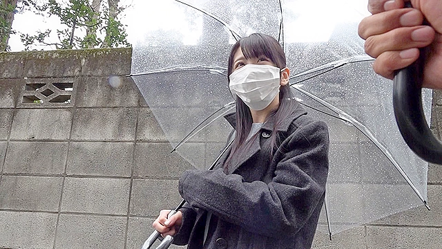 ナンパした欲求不満な美人妻に勃起したチ○ポを見せつけたら生中出しSEXできちゃいました VOL.1