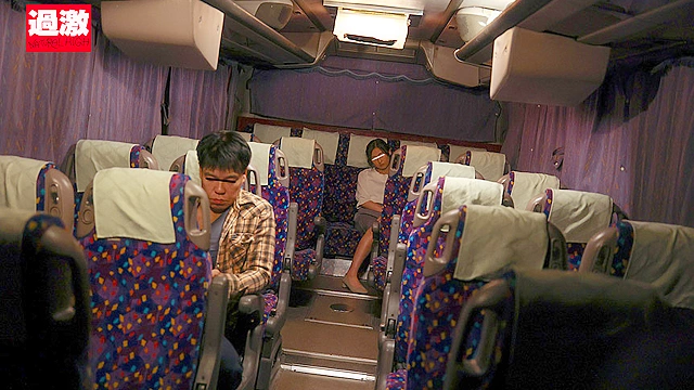 夜行バスで2人きり デカチンをねじ込まれた快感が忘れられず騎乗位中出しするまで発情腰が止まらない美尻娘 黒髪くびれJD