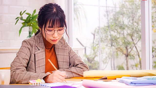 ノーブラで外に出る『野生的エロス』を兼ね備えた現役アパレルデザイナー美波こづえ26歳 AV DEBUT