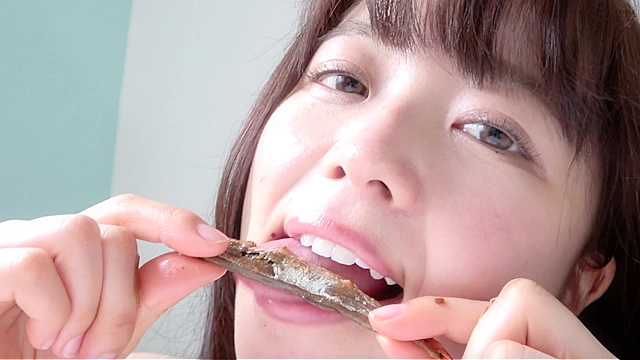 【舌ベロ＆咀嚼＆巨大女】超絶可愛い 宮沢ちはるチャンのししゃも舐め＆咀嚼動画！