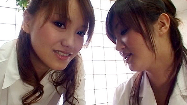 お姉さん2人に金○に溜まってるザー汁を手コキで搾り採られた
