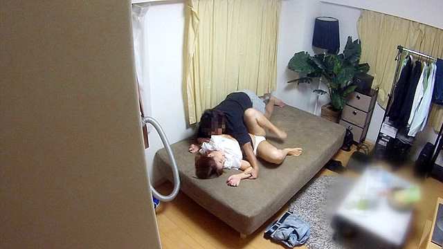 マル秘隠し撮り映像流出！！ 中年おやじが隠し撮りした爆乳人妻との密着汗だくSEX 2 世間知らずの人妻がおやじの口車にのせられ…