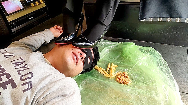 めいちゃんのエナメルヒールでポテトクラッシュ責め