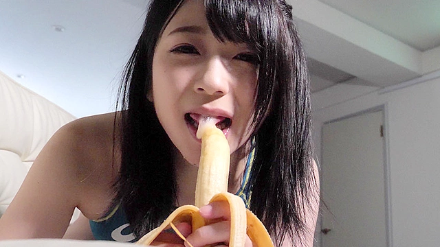 大人気女優 南梨央奈チャンの極エロ舌でバナナ舐めツバかけ＆脇くすぐり！