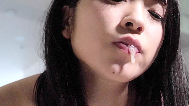 大人気女優 南梨央奈チャンの極エロ舌でバナナ舐めツバかけ＆脇くすぐり！