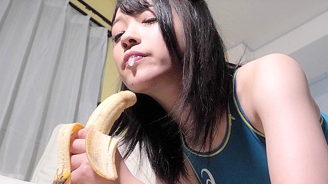 大人気女優 南梨央奈チャンの極エロ舌でバナナ舐めツバかけ＆脇くすぐり！