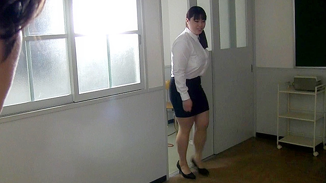 体育会系新人教師を弄ぶ。脱がせると見込みより大きいJカップのオッパイと逞しい筋肉質ボディに仰天！必死にムシャブリつき中出し、パイズリ発射