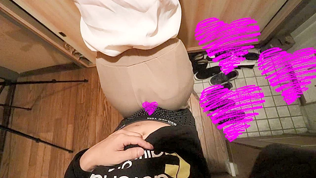 美容師と食事帰りに玄関で即手コキ抜き顔射（黒多エイミ）