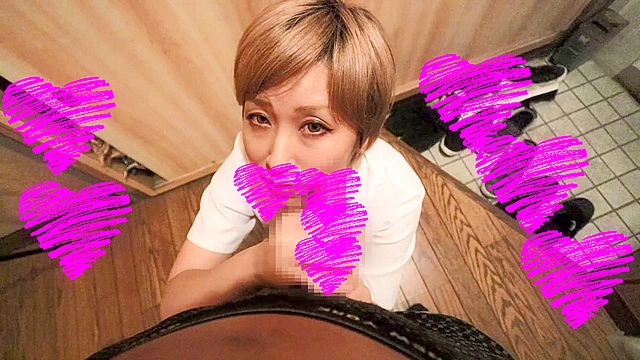 美容師と食事帰りに玄関で即手コキ抜き顔射（黒多エイミ）