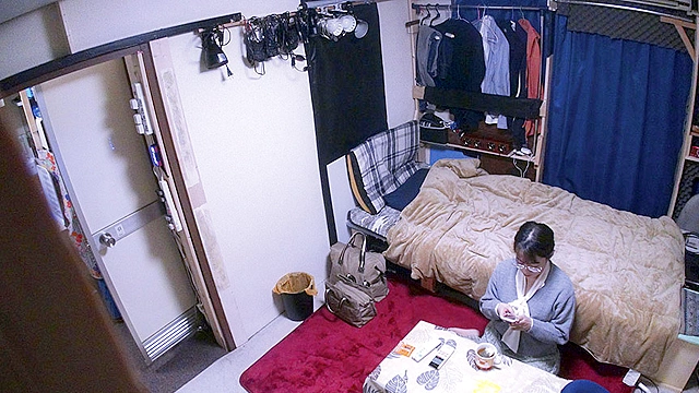 自分の部屋に泊まることになった妻の女友達「人妻華子さん（仮名）45歳」に当然のように手を出してしまうワタシ