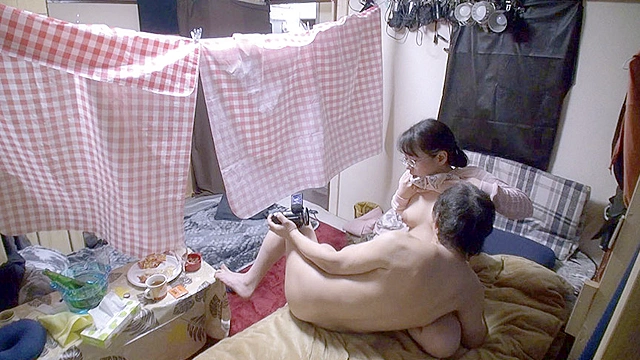 自分の部屋に泊まることになった妻の女友達「人妻華子さん（仮名）45歳」に当然のように手を出してしまうワタシ