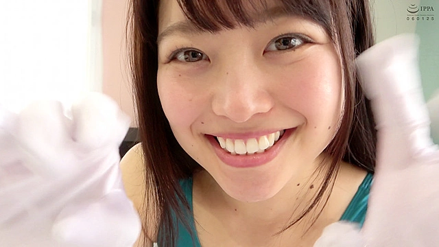 大人気女優 宮沢ちはるチャンがサテン手袋をつけてM男くすぐり！