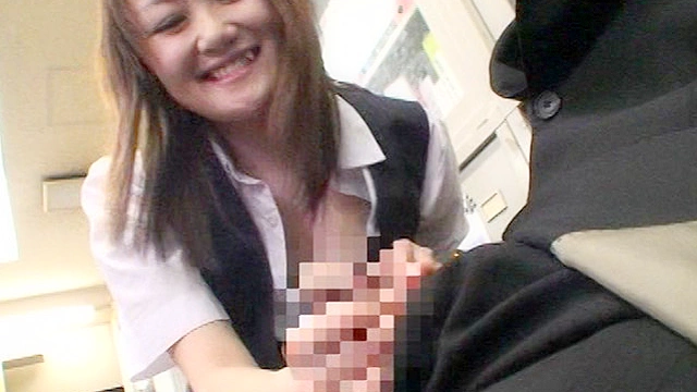 手コキはセックスより上級！ こっそり手コキ