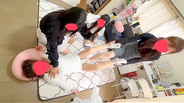女の子4人の電気アンマくすぐり遊びw 電気アンマを掛ける方は悪ふざけだけど、3人からくすぐられながら電気アンマやられる方はたまりません！