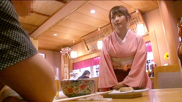接客中に顔を紅潮させながら感じまくるバイト娘5 中出しSP ～ハンバーガー屋、レンタルビデオ店、和食小料理店、ビール売り子～